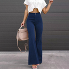 Damenmode: Elegante, hoch taillierte Schlaghose in Dunkelblau, kombiniert mit weißem Crop-Top und beiger Handtasche. Perfekt für trendige Outfits.