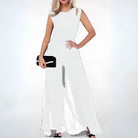 Frau in elegantem weißen Abendkleid mit schwarzer Clutch, modisch, stilvoll, Abendmode.