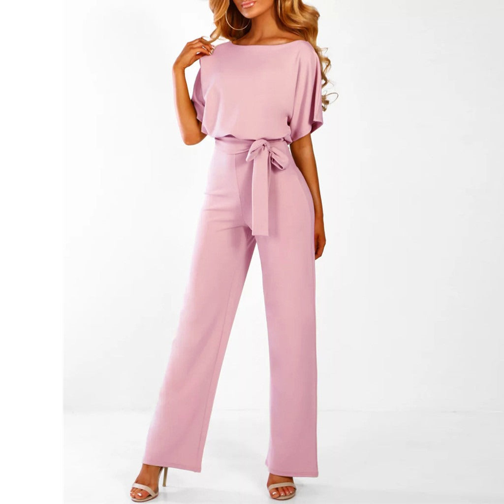 Eleganter rosa Damen-Jumpsuit mit Gürtel, ideal für stilvolle Anlässe. Modischer Einteiler, bequem und vielseitig, perfekt für den Sommer.