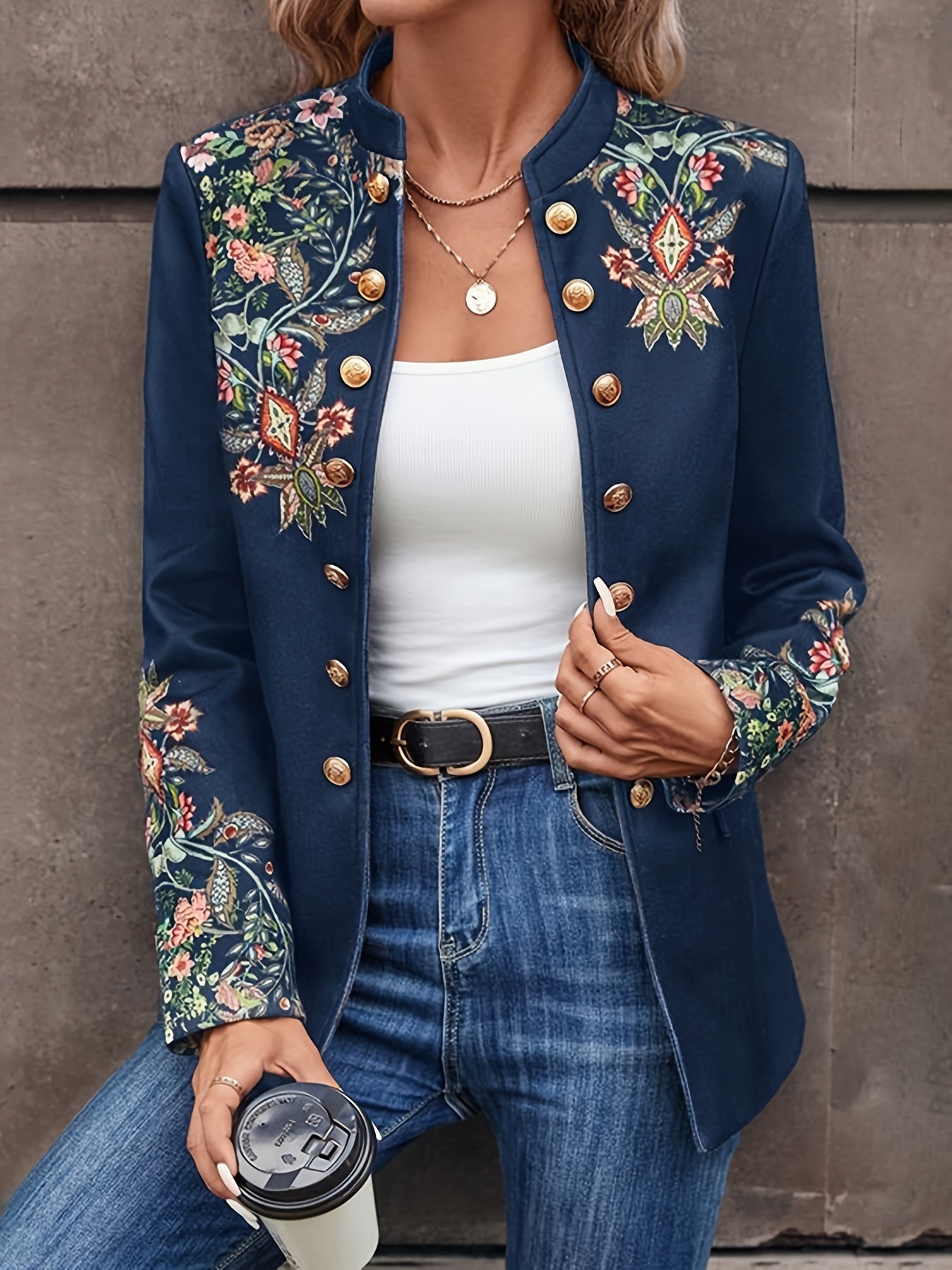 Damenblazer mit floralen Stickereien, marineblau, goldene Knöpfe, elegantes Design, ideal für Herbstmode, kombiniert mit Jeans und weißem Top.