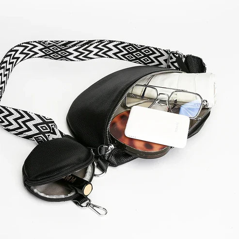 Schwarze Gürteltasche mit geometrischem Muster, ideal für Reisen. Praktische Fächer für Handy, Brille und Kosmetik. Modisch und funktional.