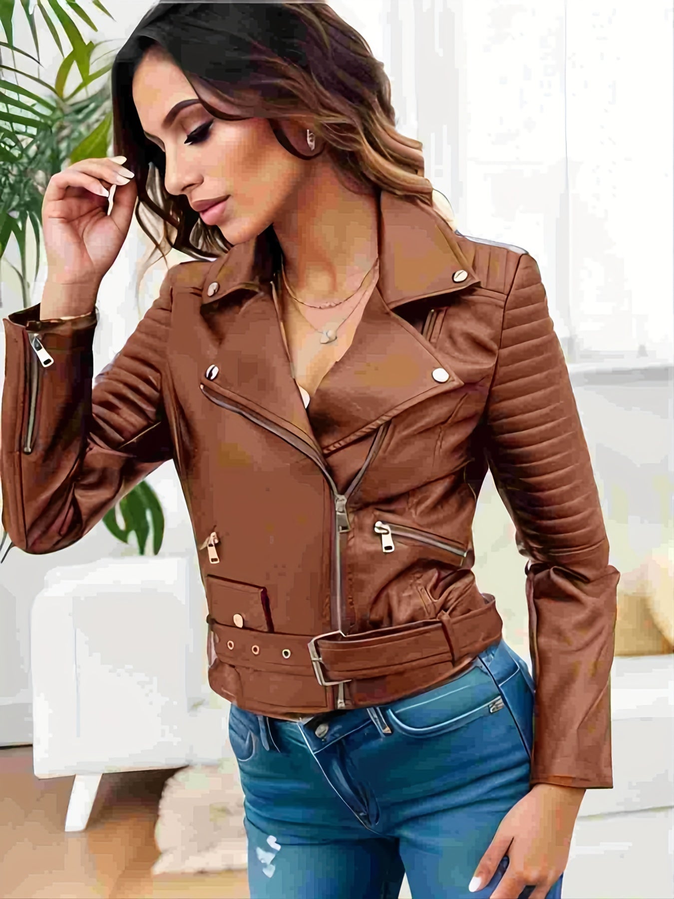 Damen-Lederjacke in Braun, stilvoll mit Reißverschlüssen und Gürtel, ideal für Herbstmode. Perfekt kombinierbar mit Jeans für einen trendigen Look.