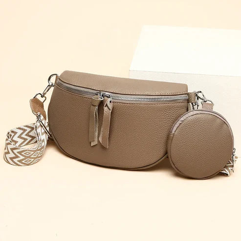Beige Umhängetasche aus Leder mit rundem Münzfach und gemustertem Schulterriemen. Modische Damenhandtasche, ideal für Alltag und Reisen.