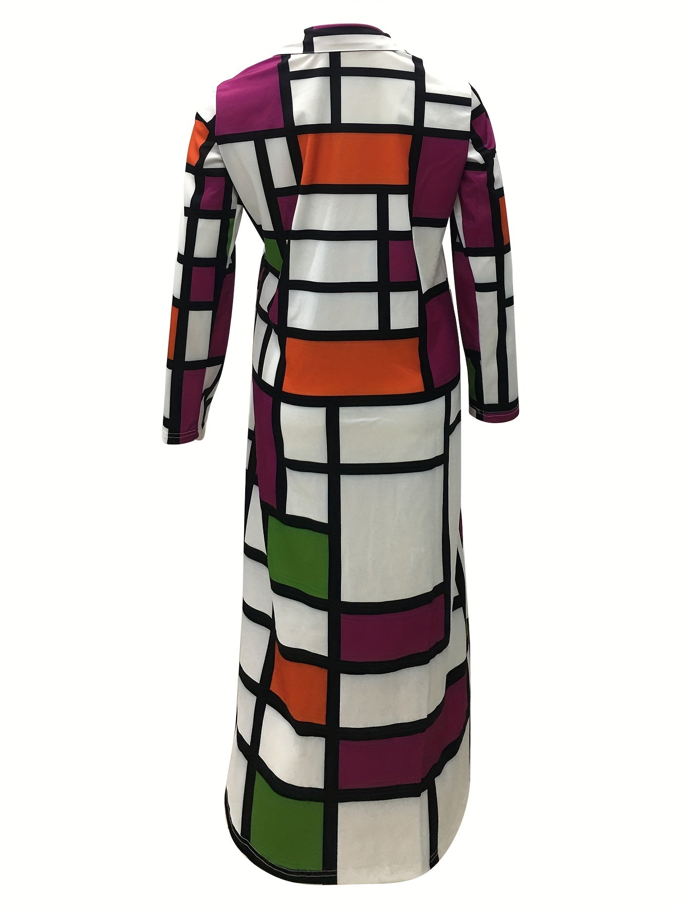 Langes Kleid mit geometrischem Muster, farbenfrohe Quadrate in Weiß, Schwarz, Orange, Grün und Pink. Modisches Design, auffälliger Look.