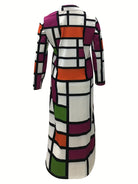 Langes Kleid mit geometrischem Muster, farbenfrohe Quadrate in Weiß, Schwarz, Orange, Grün und Pink. Modisches Design, auffälliger Look.