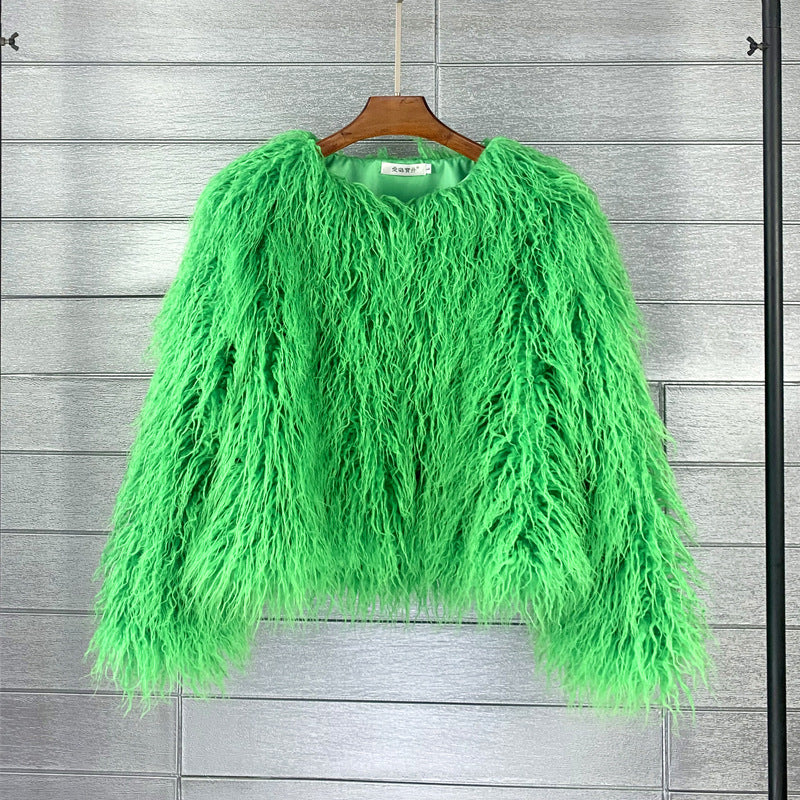 Grüner Kunstpelz-Pullover, flauschig und modisch, ideal für trendige Winteroutfits. Perfekt für stilvolle, auffällige Looks.