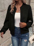 Damenmode: Schwarze Bomberjacke, weiße Bluse, zerrissene Jeans. Trendige Streetwear für Herbst. Perfekt für lässige Outfits.