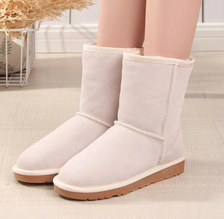 Damen Winterstiefel aus beigem Wildleder mit flauschigem Innenfutter, rutschfester Sohle. Perfekt für kalte Tage, modisch und bequem.