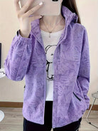 Lila Damenjacke mit floralem Muster, Reißverschluss und Stehkragen. Modische Freizeitkleidung, ideal für Frühling und Herbst.