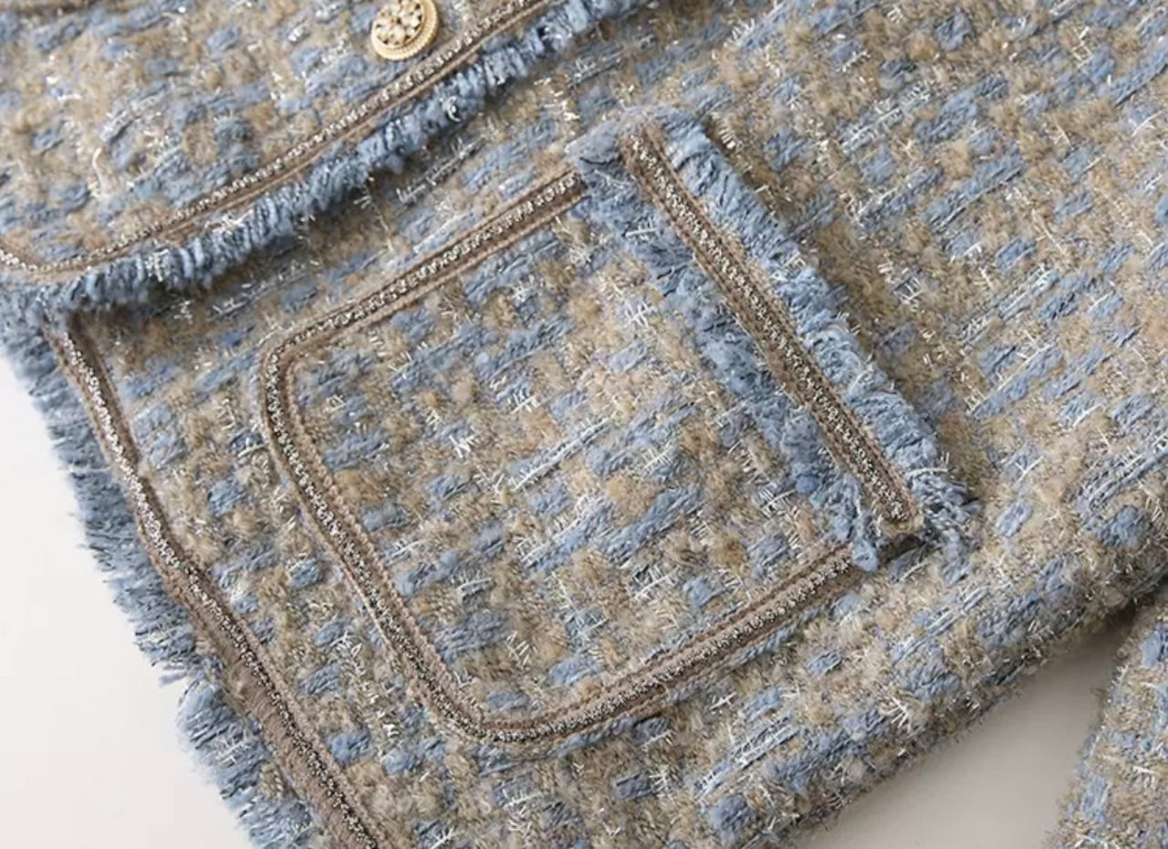 Elegante Tweed-Jacke in Blau und Beige mit Fransen und Knopfdetails. Perfekt für stilvolle Herbst- und Wintermode. Hochwertige Verarbeitung.