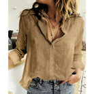 Frau in beiger Leinenbluse und Jeans, lässiger Look, modische Damenbekleidung.