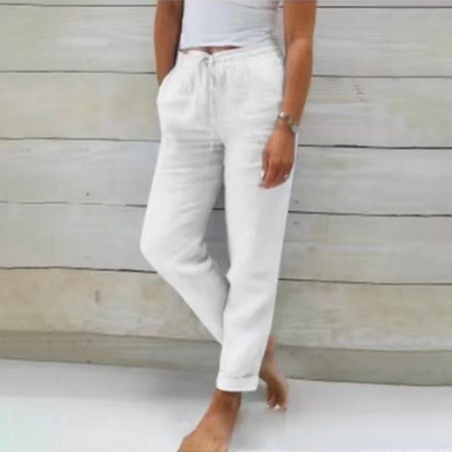 Frau in weißen Leinenhosen, lässiger Stil, Sommermode, Damenbekleidung, bequem, modern.