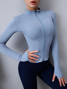 Damen-Sportjacke in Hellblau, figurbetont, mit Reißverschluss und Stehkragen. Ideal für Fitness, Yoga und Freizeit. Atmungsaktiv und stylisch.