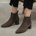 Damen Chelsea Boots in Braun, Wildlederoptik, mit Blockabsatz und elastischen Einsätzen. Modische Stiefeletten für Herbst und Winter.
