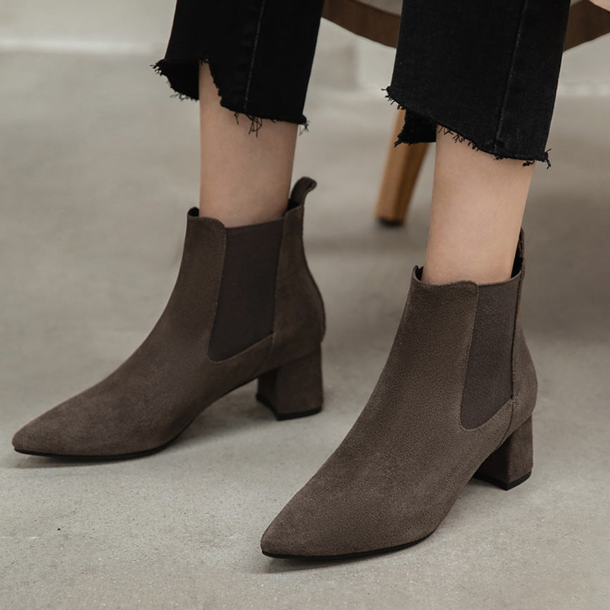 Damen Chelsea Boots in Braun, aus Wildleder mit Blockabsatz. Stilvolle, bequeme Stiefeletten für Herbstmode. Perfekt für lässige Outfits.