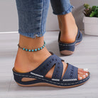 Damen Sandalen in Blau mit Stickerei, bequem und modisch, ideal für Sommer und Freizeit. Perfekt kombinierbar mit Jeans und Accessoires.