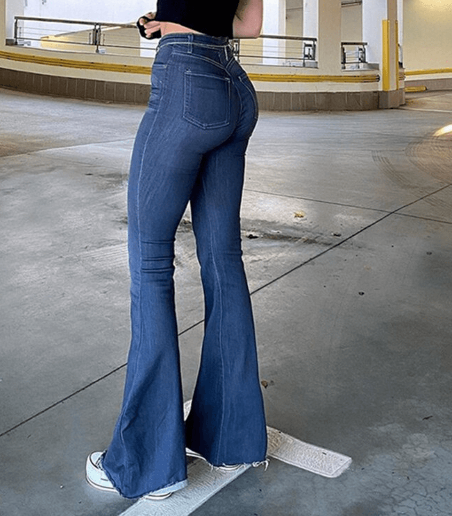 Damen-Jeans mit hoher Taille, ausgestelltem Bein und Stretch-Denim. Perfekt für bequemen, modischen Alltagslook. Ideal für jede Jahreszeit.