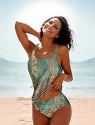 Frau im eleganten, floralen Tankini am Strand, lächelnd vor sonniger Kulisse. Perfekter Badeanzug für Sommer, Strandmode, Damenbademode.