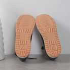 Schwarze Sneaker mit hellbrauner Gummisohle, rutschfestem Profil. Ideal für Alltag und Sport. Modische Turnschuhe für Herren und Damen.