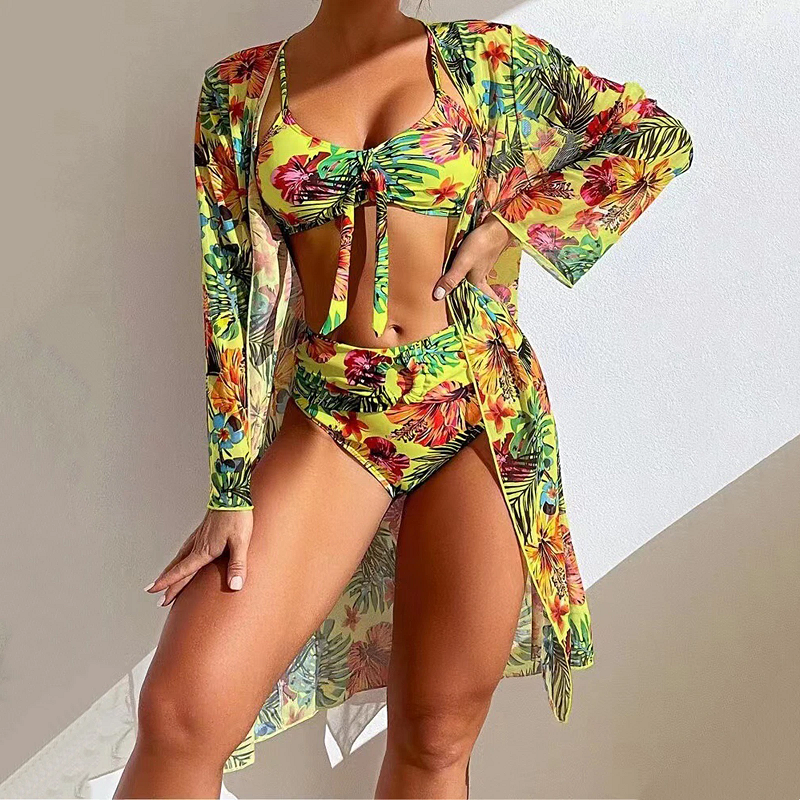 Frau im gelben Blumenbikini mit passendem Kimono, tropisches Design, Sommermode.