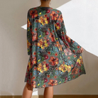 Frau in geblümtem Strandkleid, tropisches Design, bunte Blumen, Sommermode, Freizeitkleidung.