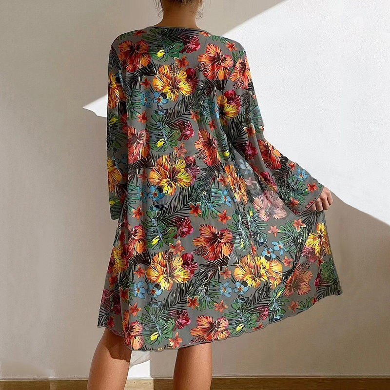 Frau in geblümtem Strandkleid, tropisches Design, bunte Blumen, Sommermode, Freizeitkleidung.