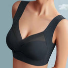 Nahtloser schwarzer Damen-BH mit breiten Trägern, V-Ausschnitt und glattem Design. Bequem, stützend, ideal für den Alltag. Große Größen verfügbar.