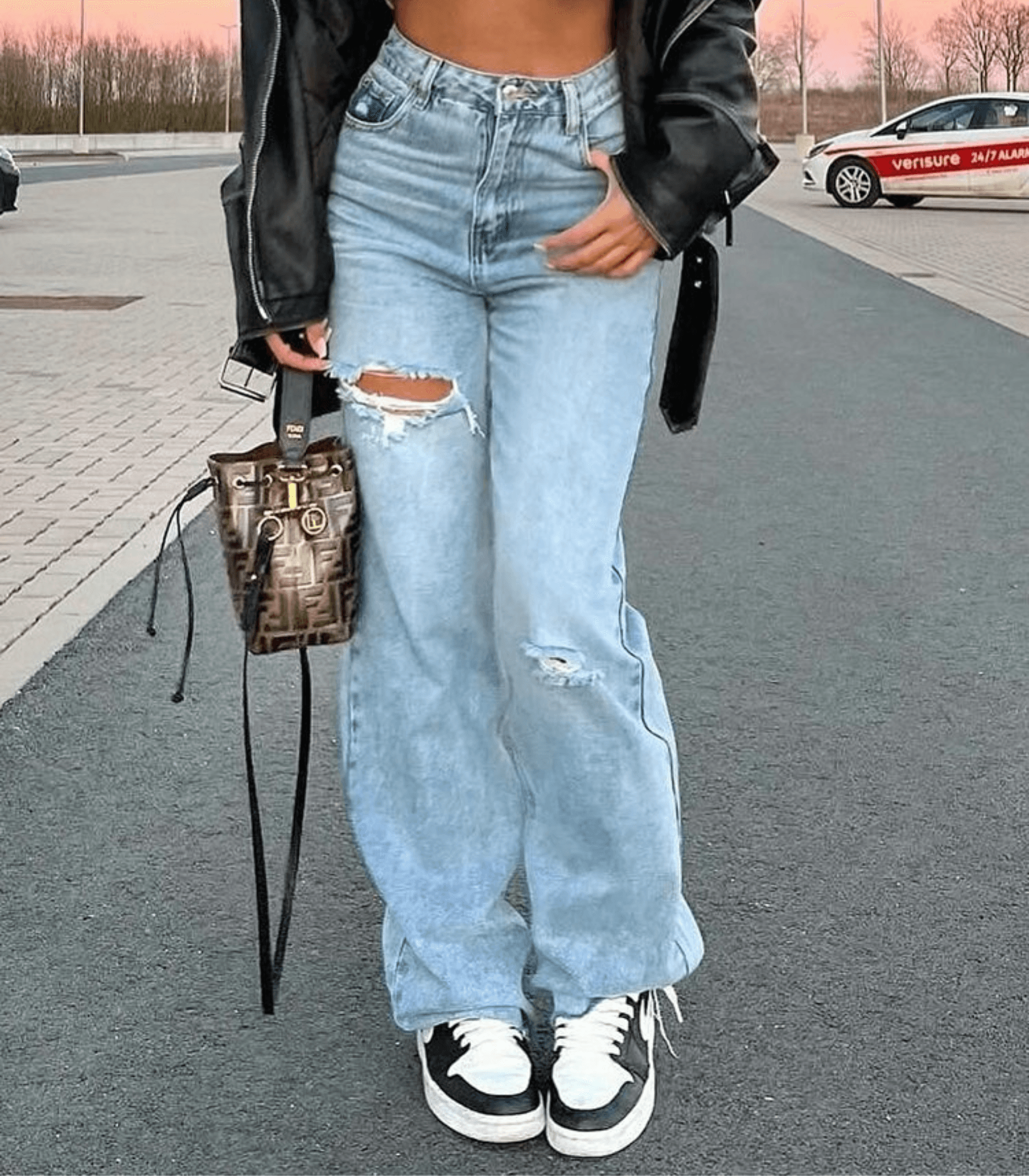 Blaue zerrissene Baggy-Jeans für Damen, modisch und lässig, ideal für Streetwear. Perfekt kombiniert mit Sneakers und Lederjacke.