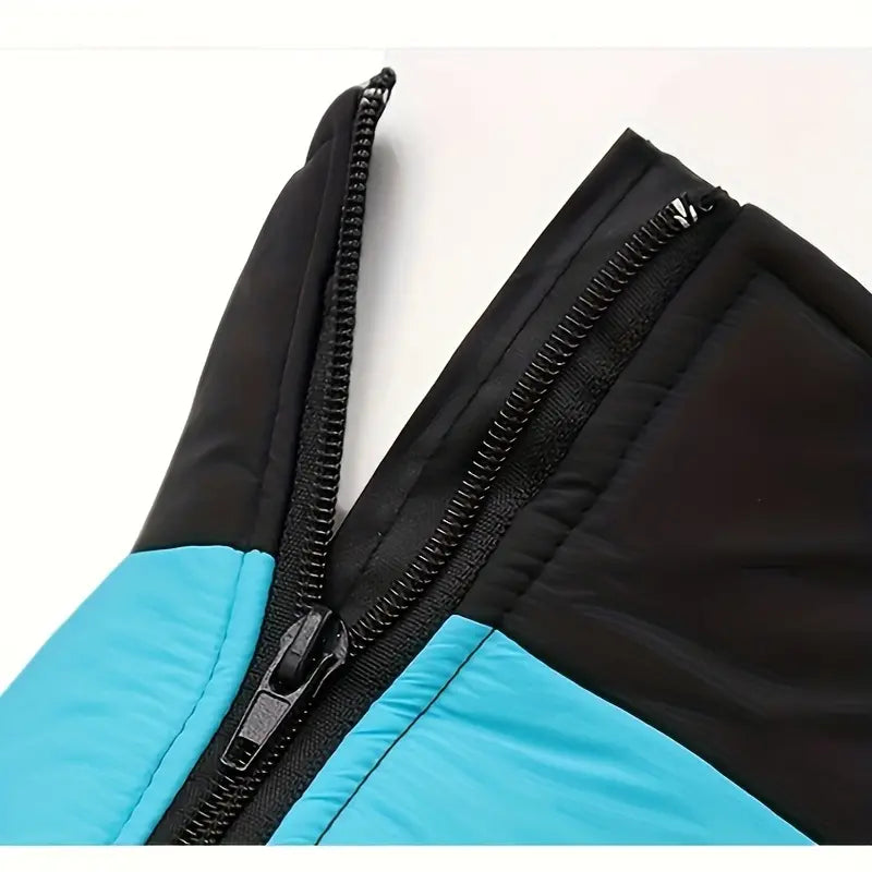 Nahaufnahme eines blauen und schwarzen Reißverschlusses an einer Jacke. Hochwertige Outdoor-Bekleidung, modisch und funktional für kalte Tage.