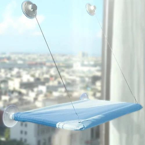 Blaues Katzenfensterbett mit Saugnäpfen, ideal für sonnige Aussichtspunkte. Perfektes Katzenzubehör für Fenster, stabil und einfach zu montieren.