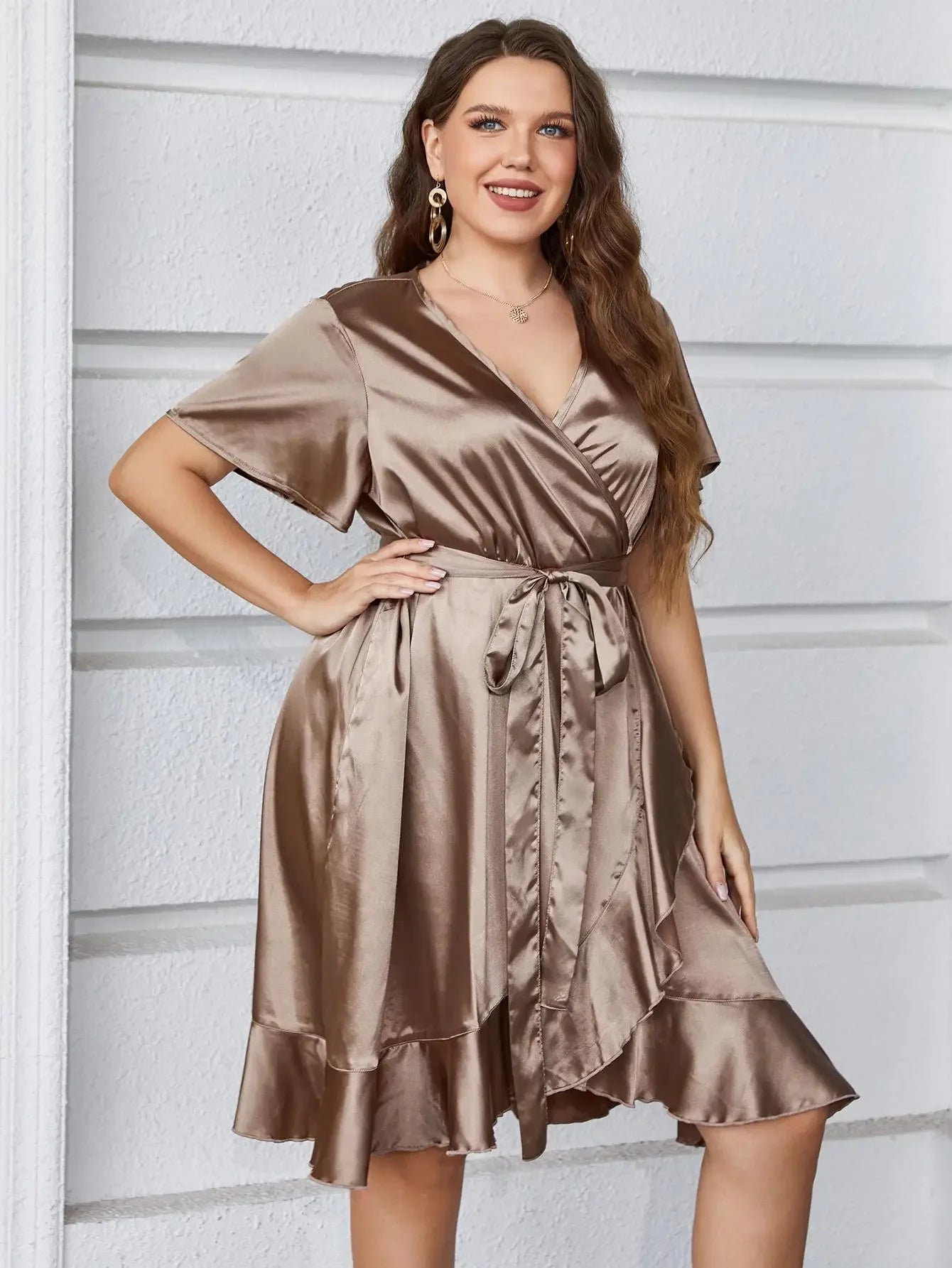 Damen Wickelkleid aus Satin in Bronze, knielang mit kurzen Ärmeln und Rüschen. Elegantes Design, ideal für festliche Anlässe und Partys.