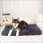 Graue orthopädische Hundematte aus Memory-Schaum, rutschfest, mit Husky darauf liegend.