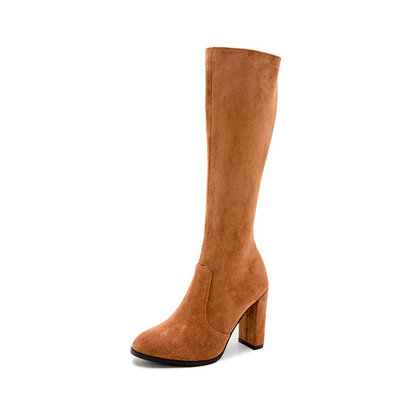 Damen Stiefel aus Wildleder in Braun, knielang mit Blockabsatz. Modischer Herbstschuh, ideal für elegantes und lässiges Outfit.