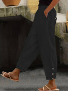 Damenhose in Schwarz, lässig und bequem, mit Knopfleiste und Taschen. Perfekt für Freizeit und Alltag. Hochwertige Materialien.