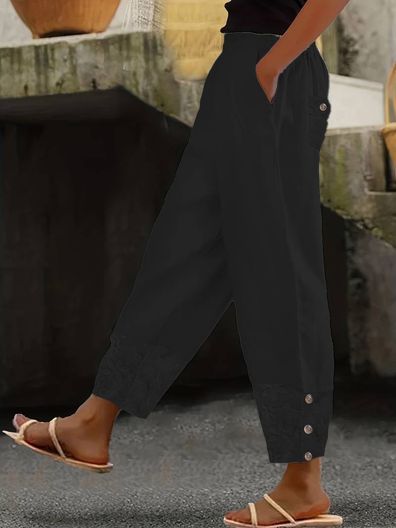 Damenhose in Schwarz, lässig und bequem, mit Knopfleiste und Taschen. Perfekt für Freizeit und Alltag. Hochwertige Materialien.
