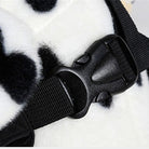 Schwarzer Kunststoffverschluss an einem schwarz-weißen Hundegeschirr. Robustes Design, ideal für Haustierkontrolle und Sicherheit.