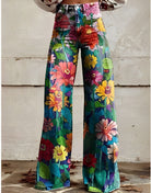 Bunte Schlaghose mit lebendigem Blumenmuster, ideal für modische Outfits. Perfekt für Retro-Looks und Festival-Mode. Hochwertige Damenbekleidung.