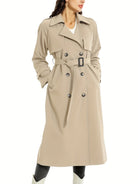 Eleganter beiger Trenchcoat für Damen, klassisches Design mit Gürtel und Knöpfen. Perfekt für Herbstmode und stilvolle Outfits.