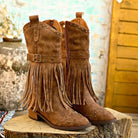 Damen Cowboy Stiefel mit Fransen, braun, aus Lederimitat, Westernstil, Nietenverzierung, ideal für Country-Mode und Festivals.