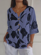 Damenbluse mit floralem Muster, V-Ausschnitt und Knopfleiste, lässig-elegant, ideal für Frühling und Sommer. Perfekt für modische Outfits.