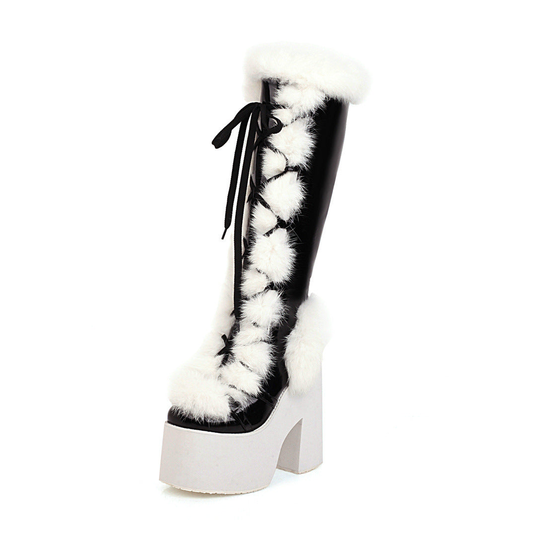 Schwarzer Plateau-Stiefel mit weißem Kunstfell und Schnürung. Modischer Damenstiefel, ideal für Winteroutfits und trendige Looks.