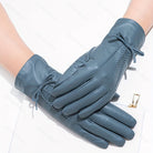 Blaue Lederhandschuhe mit Ziernähten und Schleifen, elegante Damenmode Accessoire.