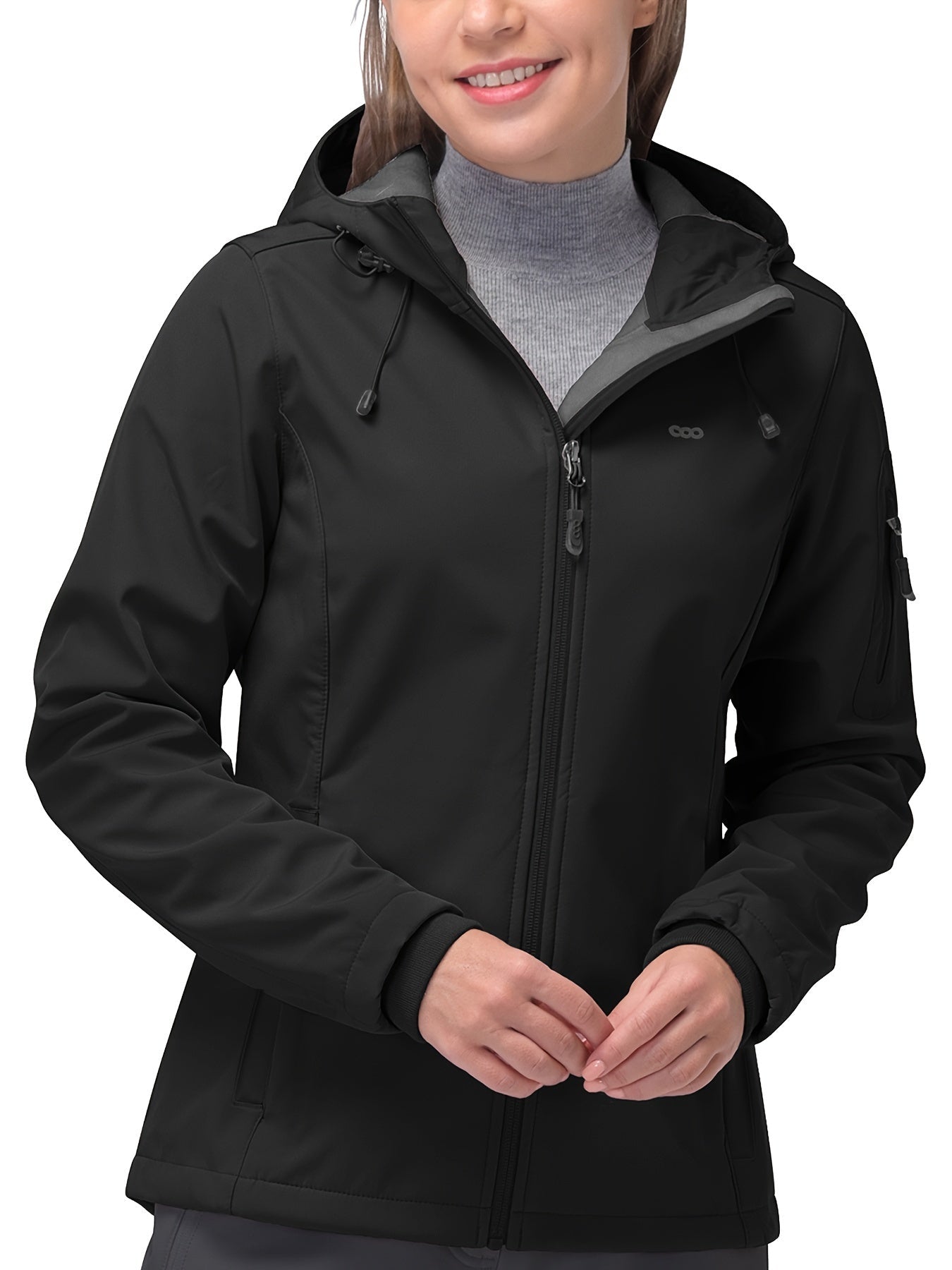 Schwarze Softshelljacke für Damen mit Kapuze, wasserabweisend, winddicht, ideal für Outdoor-Aktivitäten, funktional und stilvoll.