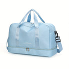 Hellblaue Reisetasche mit verstellbarem Schultergurt, großem Hauptfach und Reißverschluss. Perfekt für Reisen, Sport und Freizeit.