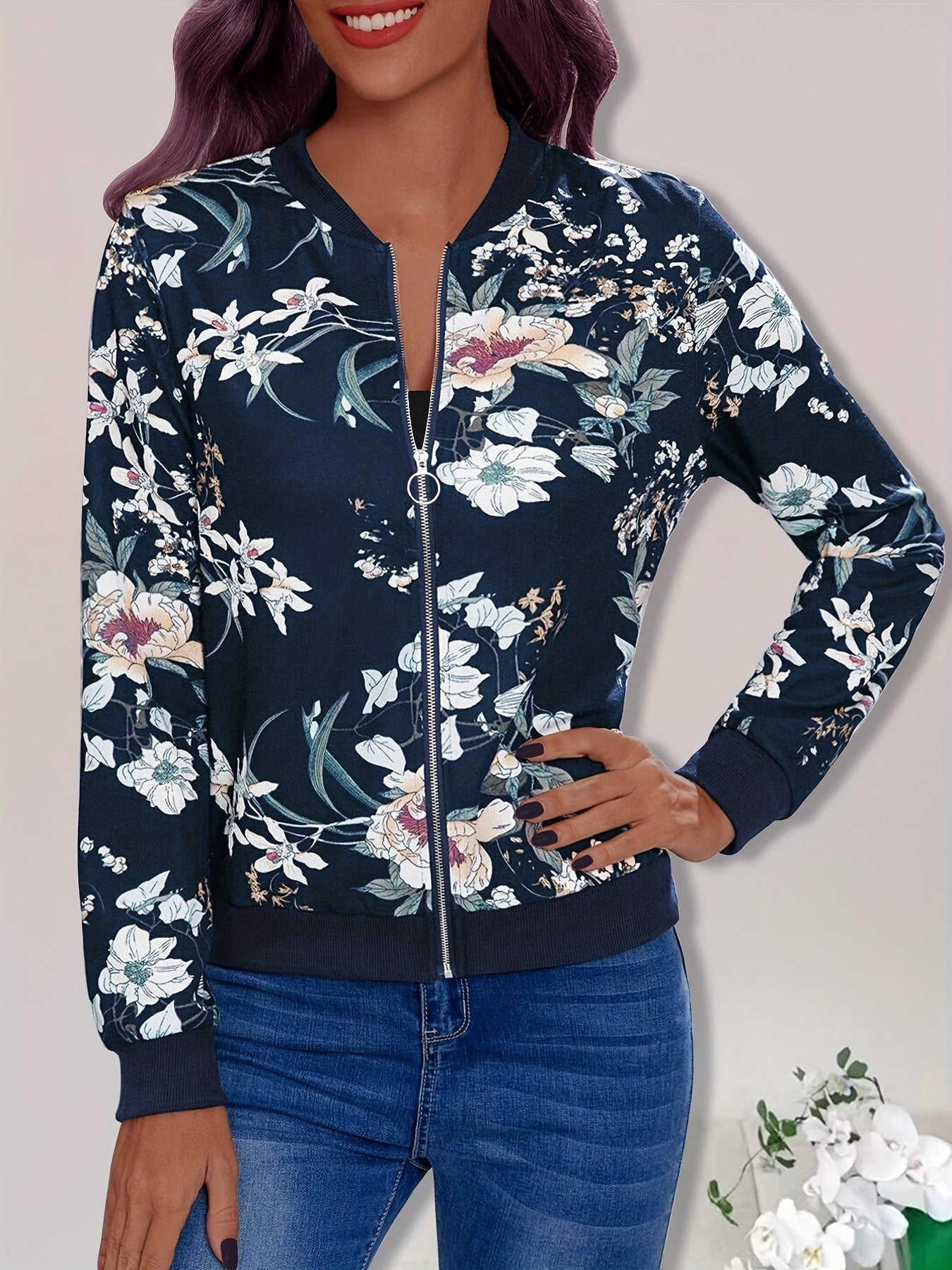 Damen-Blouson mit floralem Muster, Reißverschluss und langen Ärmeln. Perfekt für Frühling und Herbst. Modische Jacke für Freizeit und Alltag.