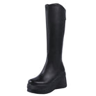 Schwarzer Plateau-Stiefel aus Leder, kniehoch, modisch und elegant. Perfekt für Herbst- und Wintermode. Damenstiefel, trendig, komfortabel.