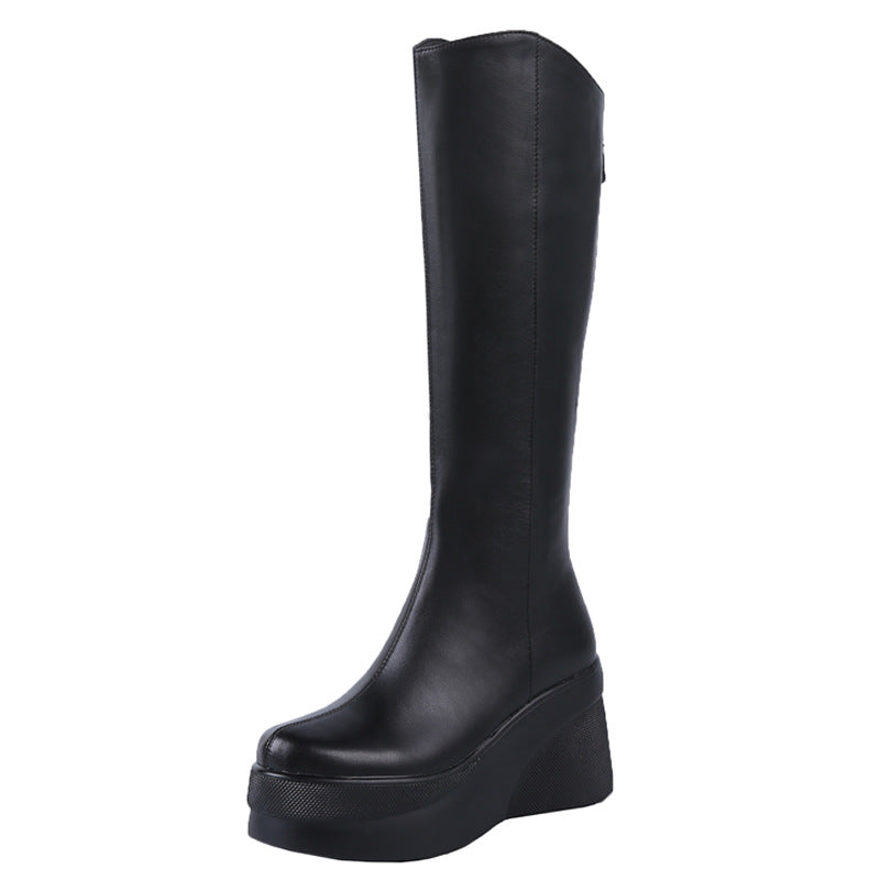 Schwarzer Plateau-Stiefel aus Leder, kniehoch, modisch und elegant. Perfekt für Herbst- und Wintermode. Damenstiefel, trendig, komfortabel.