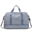 Reisetasche in Hellblau mit abnehmbarem Schultergurt, robustem Reißverschluss und geräumigem Hauptfach. Perfekt für Reisen und Sport.