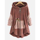 Damen Kapuzenjacke aus Fleece in Braun mit Reißverschluss und Kängurutasche, verziert mit Katzenmotiv. Perfekt für Herbst und Winter.