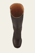 Hochwertiger brauner Lederstiefel, kniehoch, mit robustem Design. Perfekt für Outdoor-Aktivitäten und modische Herbst-Looks.